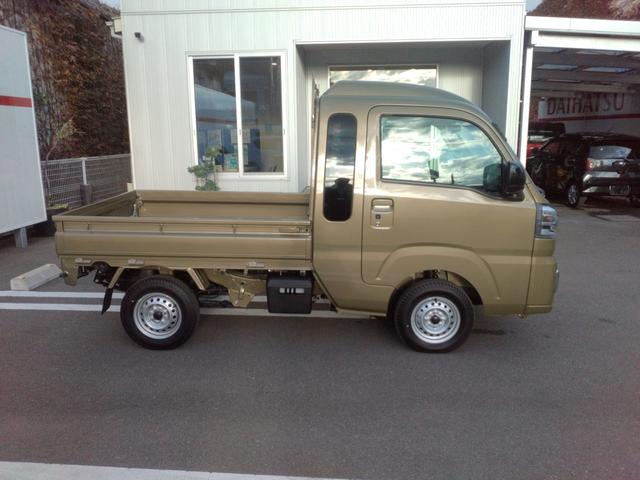 ハイゼットトラック ジャンボエクストラ　届出済未使用車・衝突軽減ブレーキ・ＬＥＤヘッドランプ・ＬＥＤフォグランプ・スマートキー＆プッシュスタート・電動格納式ドアミラー・コーナーセンサー・ＬＥＤ大型荷台作業灯・オーバーヘッドシェルフ（7枚目）