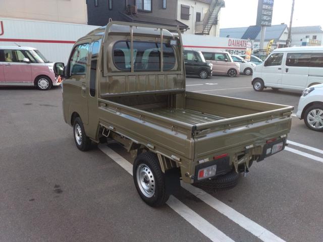 ハイゼットトラック ジャンボエクストラ　届出済未使用車・衝突軽減ブレーキ・ＬＥＤヘッドランプ・ＬＥＤフォグランプ・スマートキー＆プッシュスタート・電動格納式ドアミラー・コーナーセンサー・ＬＥＤ大型荷台作業灯・オーバーヘッドシェルフ（10枚目）