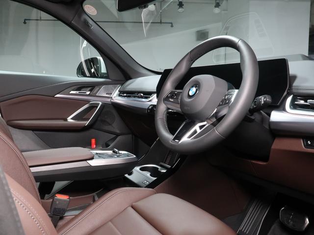 Ｘ１ ｘＤｒｉｖｅ　２０ｄ　Ｍスポーツハイラインパッケージ　パノラマガラスサンルーフ　アクティブシート　モカレザー　１８ＡＷ　Ｆシートヒーティング　ＡｐｐｌｅＣａｒＰｌａｙ　ＡｎｄｒｏｉｄＡｕｔｏ　アクティブクルーズ　ＨＵＤ　インテリアカメラ　オートトランク（5枚目）