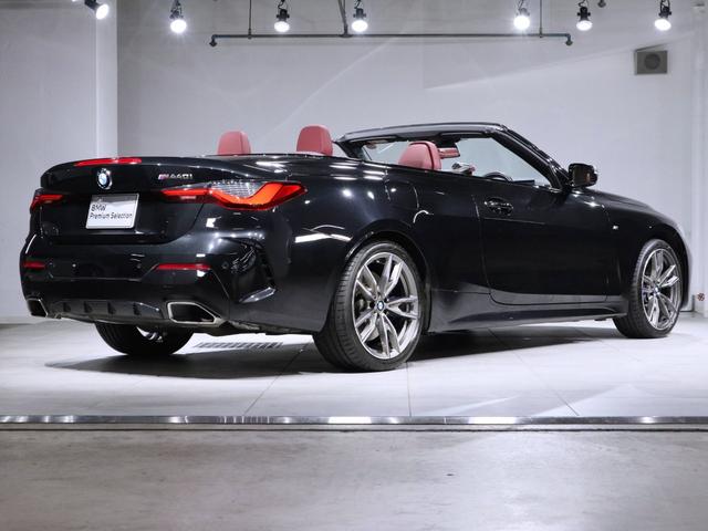 ４シリーズ Ｍ４４０ｉ　ｘＤｒｉｖｅカブリオレ　赤革　ドライビングアシスト　ヘッドアップディスプレイ　ワイヤレスチャージング　ステアリングヒーター　Ｆシートヒーティング　ハーマンカードン　トップビューカメラ　１９ＡＷ（5枚目）