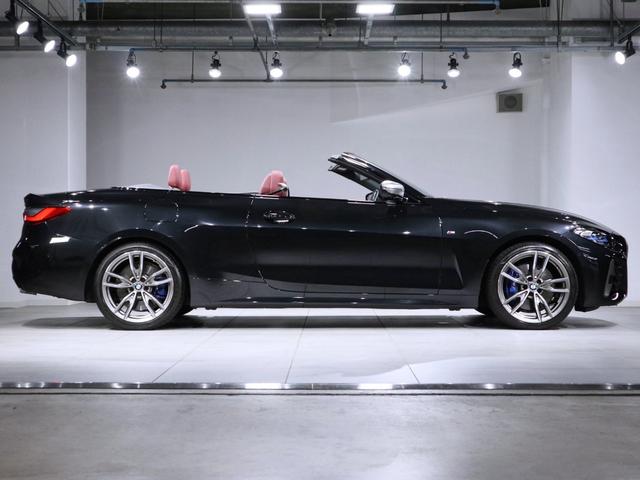 ４シリーズ Ｍ４４０ｉ　ｘＤｒｉｖｅカブリオレ　赤革　ドライビングアシスト　ヘッドアップディスプレイ　ワイヤレスチャージング　ステアリングヒーター　Ｆシートヒーティング　ハーマンカードン　トップビューカメラ　１９ＡＷ（6枚目）