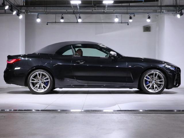 ４シリーズ Ｍ４４０ｉ　ｘＤｒｉｖｅカブリオレ　赤革　ドライビングアシスト　ヘッドアップディスプレイ　ワイヤレスチャージング　ステアリングヒーター　Ｆシートヒーティング　ハーマンカードン　トップビューカメラ　１９ＡＷ（8枚目）