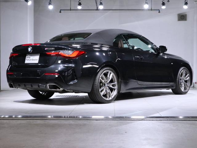 ４シリーズ Ｍ４４０ｉ　ｘＤｒｉｖｅカブリオレ　赤革　ドライビングアシスト　ヘッドアップディスプレイ　ワイヤレスチャージング　ステアリングヒーター　Ｆシートヒーティング　ハーマンカードン　トップビューカメラ　１９ＡＷ（9枚目）