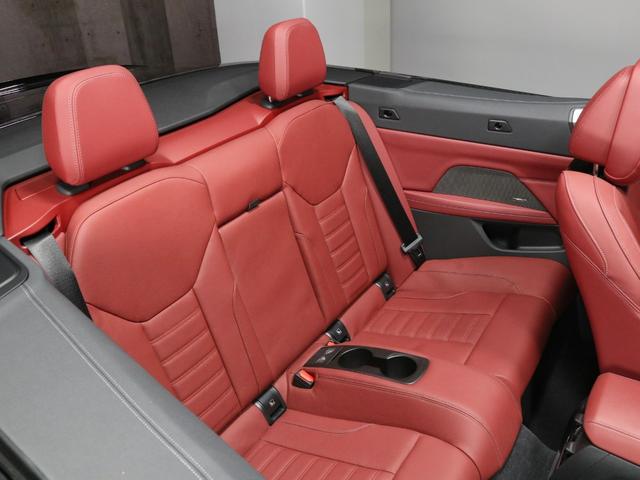 ４シリーズ Ｍ４４０ｉ　ｘＤｒｉｖｅカブリオレ　赤革　ドライビングアシスト　ヘッドアップディスプレイ　ワイヤレスチャージング　ステアリングヒーター　Ｆシートヒーティング　ハーマンカードン　トップビューカメラ　１９ＡＷ（12枚目）