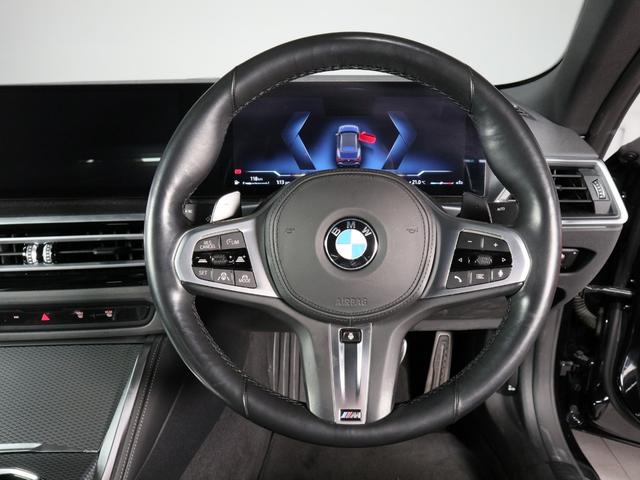 ４シリーズ Ｍ４４０ｉ　ｘＤｒｉｖｅカブリオレ　赤革　ドライビングアシスト　ヘッドアップディスプレイ　ワイヤレスチャージング　ステアリングヒーター　Ｆシートヒーティング　ハーマンカードン　トップビューカメラ　１９ＡＷ（13枚目）
