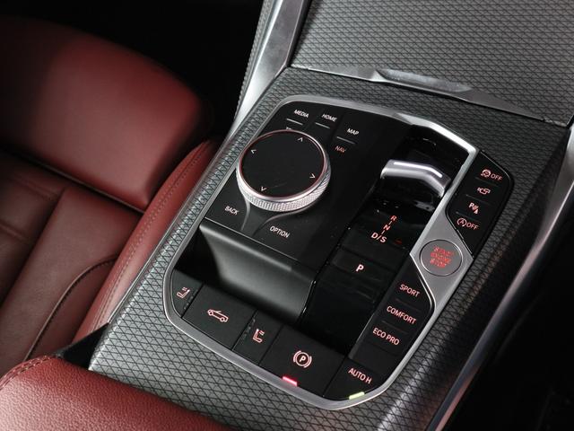 ４シリーズ Ｍ４４０ｉ　ｘＤｒｉｖｅカブリオレ　赤革　ドライビングアシスト　ヘッドアップディスプレイ　ワイヤレスチャージング　ステアリングヒーター　Ｆシートヒーティング　ハーマンカードン　トップビューカメラ　１９ＡＷ（19枚目）