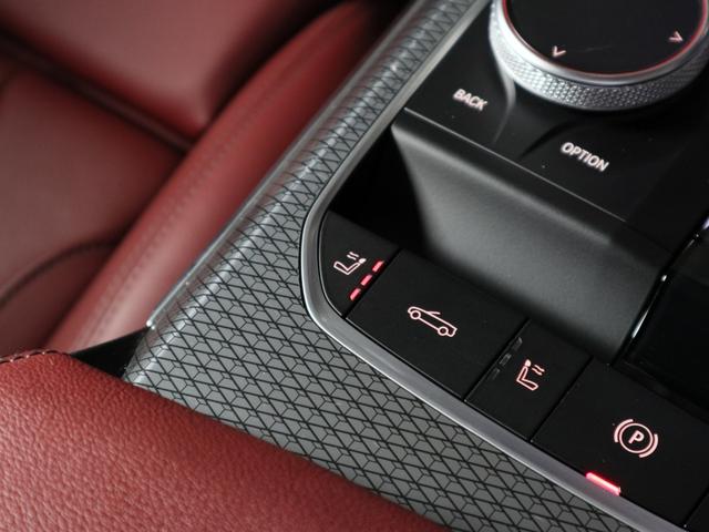 ４シリーズ Ｍ４４０ｉ　ｘＤｒｉｖｅカブリオレ　赤革　ドライビングアシスト　ヘッドアップディスプレイ　ワイヤレスチャージング　ステアリングヒーター　Ｆシートヒーティング　ハーマンカードン　トップビューカメラ　１９ＡＷ（30枚目）