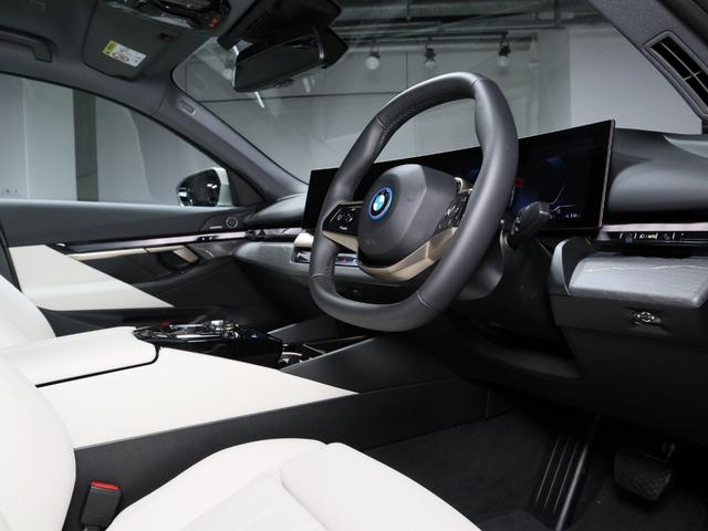 ｉ５ ｅＤｒｉｖｅ　４０　エクセレンス　カーブドディスプレイ　ステアリングホイールヒーティング　Ｆシートヒーティング　ヘッドアップディスプレイ　ハーマンカードン　Ｉｎｄｉｖｉｄｕａｌウッドトリム　１９ＡＷ（6枚目）