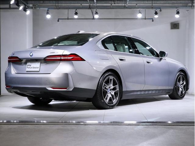 ｉ５ ｅＤｒｉｖｅ　４０　エクセレンス　カーブドディスプレイ　ステアリングホイールヒーティング　Ｆシートヒーティング　ヘッドアップディスプレイ　ハーマンカードン　Ｉｎｄｉｖｉｄｕａｌウッドトリム　１９ＡＷ（7枚目）