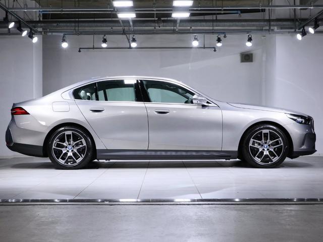 ｉ５ ｅＤｒｉｖｅ　４０　エクセレンス　カーブドディスプレイ　ステアリングホイールヒーティング　Ｆシートヒーティング　ヘッドアップディスプレイ　ハーマンカードン　Ｉｎｄｉｖｉｄｕａｌウッドトリム　１９ＡＷ（8枚目）