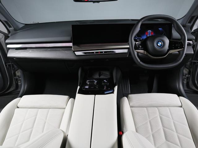 ｉ５ ｅＤｒｉｖｅ　４０　エクセレンス　カーブドディスプレイ　ステアリングホイールヒーティング　Ｆシートヒーティング　ヘッドアップディスプレイ　ハーマンカードン　Ｉｎｄｉｖｉｄｕａｌウッドトリム　１９ＡＷ（9枚目）