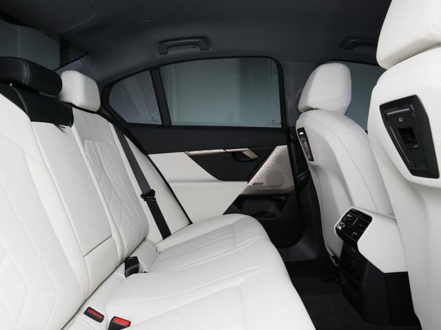 ｉ５ ｅＤｒｉｖｅ　４０　エクセレンス　カーブドディスプレイ　ステアリングホイールヒーティング　Ｆシートヒーティング　ヘッドアップディスプレイ　ハーマンカードン　Ｉｎｄｉｖｉｄｕａｌウッドトリム　１９ＡＷ（11枚目）