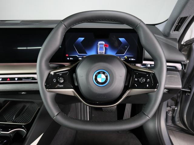 ｉ５ ｅＤｒｉｖｅ　４０　エクセレンス　カーブドディスプレイ　ステアリングホイールヒーティング　Ｆシートヒーティング　ヘッドアップディスプレイ　ハーマンカードン　Ｉｎｄｉｖｉｄｕａｌウッドトリム　１９ＡＷ（13枚目）