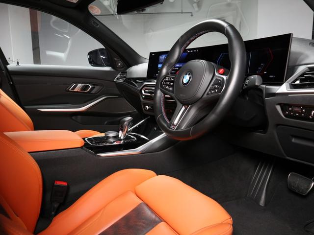 Ｍ３ Ｍ３セダン　コンペティション　Ｍ　ｘＤｒｉｖｅ　エクステンドレザーメリノ　２０ＡＷ　Ｆシートヒーティング　パーキングアシストプラス　ハーマンカードン　ヘッドアップディスプレイ　地デジ　ＡｐｐｌｅＣａｒＰｌａｙ　ＡＣＣ　オートトランク（3枚目）