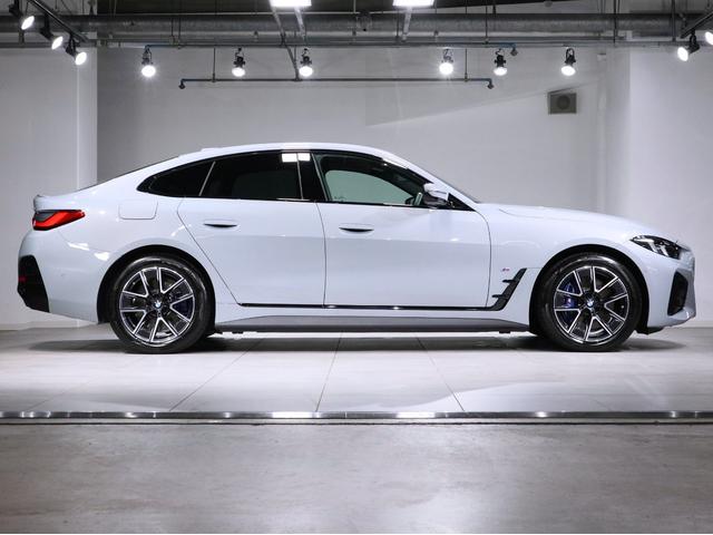 ｉ４ ｅＤｒｉｖｅ　４０　Ｍスポーツ　ＢＭＷ認定中古車２年保証付　サウンドＰ　黒革　ハーマンカードン　ヘッドアップディスプレイ　ステアリングホイールヒーター　地デジ　１８ＡＷ（7枚目）