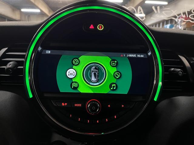 MINI クーパーSD アクティブクルーズコントロール ブラックレザーシート Harman/Kardon/ ドライビングモード LEDライト 前後センサー パドルシフト シートヒーター パーキングアシスト 6か月保証付き(39枚目)