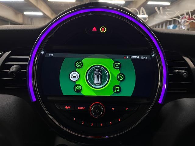 MINI クーパーSD アクティブクルーズコントロール ブラックレザーシート Harman/Kardon/ ドライビングモード LEDライト 前後センサー パドルシフト シートヒーター パーキングアシスト 6か月保証付き(43枚目)