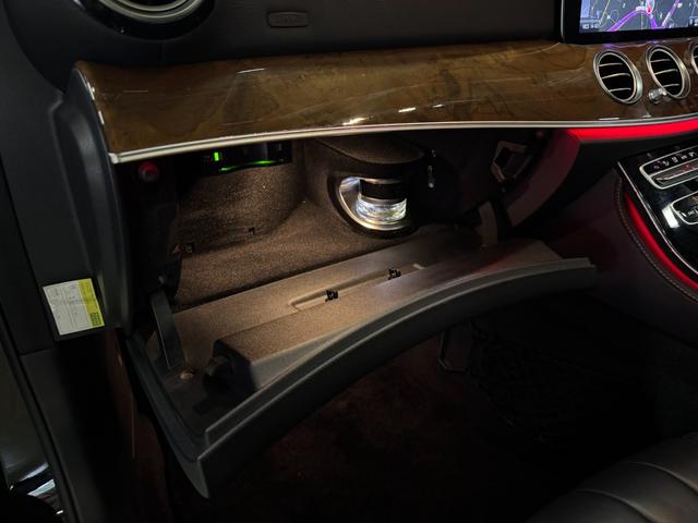 Ｅクラス Ｅ４００　４マチック　エクスクルーシブ　パノラマサンルーフ　ブラックレザーシート　レーダーセーフティパッケージ　アップルカープレイ　純正ナビＴＶ　全方位カメラ　ＬＥＤライト　液晶メーター　ブルメスター　パフュームアトマイザー　６か月保証付き（56枚目）