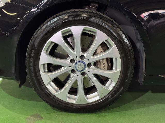 Ｅクラス Ｅ４００　４マチック　エクスクルーシブ　パノラマサンルーフ　ブラックレザーシート　レーダーセーフティパッケージ　アップルカープレイ　純正ナビＴＶ　全方位カメラ　ＬＥＤライト　液晶メーター　ブルメスター　パフュームアトマイザー　６か月保証付き（79枚目）