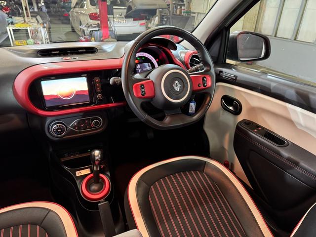 トゥインゴ ルコックスポルティフ　３５０台限定モデル　Ａｐｐｌｅカープレイ　ＬＥＤヘッドライト　純正１６インチアルミ　ハーフレザーシート　オートクルーズコントロール　シートヒーター　バックカメラ　Ｂソナー　ＥＴＣ　６か月保証付き（14枚目）