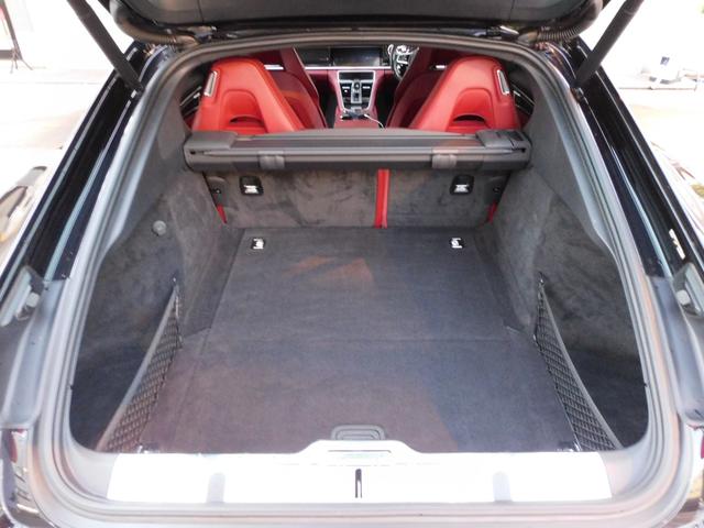 ブラック／ボルドーレッドツートンレザーインテリア