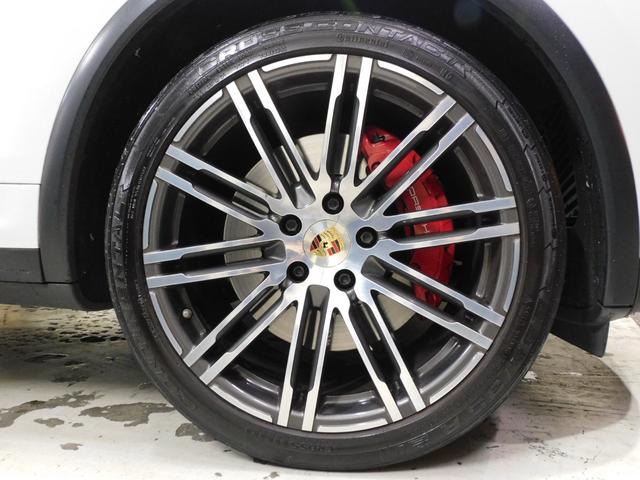 カイエン ターボ 後期型 右H正規D スポクロ パノラマR 赤革 全席Sヒーター 18way電動アダプティブシート 純正ナビ BOSE 純正Rエンター Bカメラ&PAS ACC LEDヘッドライト エントリーD PASMエアサス 赤キャリパー 純正21AW(3枚目)