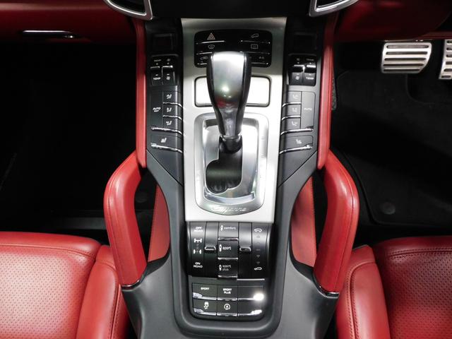 カイエン ターボ 後期型 右H正規D スポクロ パノラマR 赤革 全席Sヒーター 18way電動アダプティブシート 純正ナビ BOSE 純正Rエンター Bカメラ&PAS ACC LEDヘッドライト エントリーD PASMエアサス 赤キャリパー 純正21AW(7枚目)