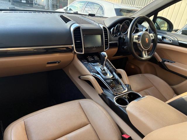 カイエン プラチナED V6 前期最終特別仕様車 ベージュ革 シートヒーター エンボス加工ヘッドレスト 純正ナビ地デジ Bカメラ&PAS クルコン バイキセノンHL 電動Rゲート 純正19インチAW 禁煙(3枚目)