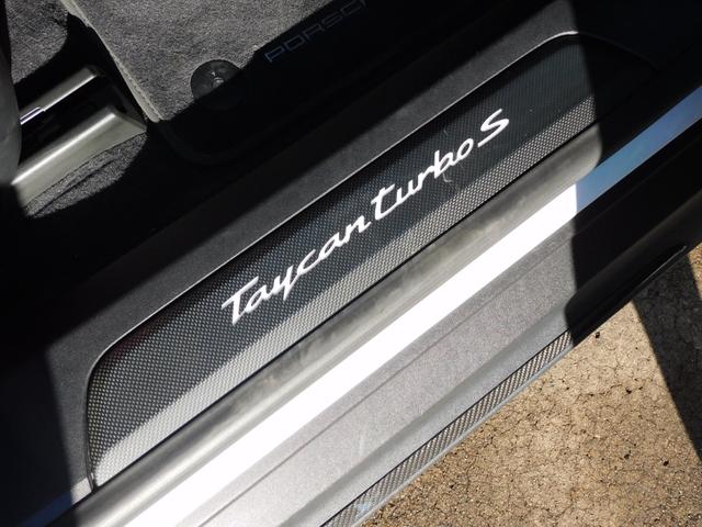 タイカン タイカン ターボS カーボンスポーツデザイン スポクロ パノラマ カーボンインテ 赤革 ベンチレーター 4+1シート パッセンジャーD BOSE 全周C ACC&LCA&LKA LEDマトリ エレクトリックSサウンド Pバッテリー+ PCCB 純正21AW(27枚目)