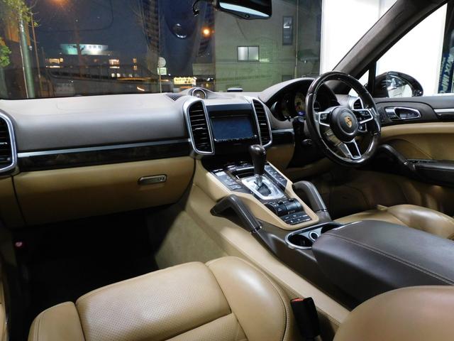 カイエン ターボ　後期型　スポクロ　ダークウォールナットインテリア　右Ｈ正規Ｄ　ブラウン／ベージュツートン革　全席Ｓヒーター　４ゾーンＡＣ　純正ナビ　ＢＯＳＥ　Ｂカメラ＆ＰＡＳ　クルコン　ＬＣＡ　ＬＥＤライト　エントリーＤ　ＰＡＳＭエアサス　赤キャリパー　純正２１ＡＷ（4枚目）