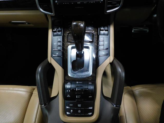 カイエン ターボ　後期型　スポクロ　ダークウォールナットインテリア　右Ｈ正規Ｄ　ブラウン／ベージュツートン革　全席Ｓヒーター　４ゾーンＡＣ　純正ナビ　ＢＯＳＥ　Ｂカメラ＆ＰＡＳ　クルコン　ＬＣＡ　ＬＥＤライト　エントリーＤ　ＰＡＳＭエアサス　赤キャリパー　純正２１ＡＷ（6枚目）