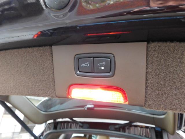 カイエン ターボ　後期型　スポクロ　ダークウォールナットインテリア　右Ｈ正規Ｄ　ブラウン／ベージュツートン革　全席Ｓヒーター　４ゾーンＡＣ　純正ナビ　ＢＯＳＥ　Ｂカメラ＆ＰＡＳ　クルコン　ＬＣＡ　ＬＥＤライト　エントリーＤ　ＰＡＳＭエアサス　赤キャリパー　純正２１ＡＷ（24枚目）