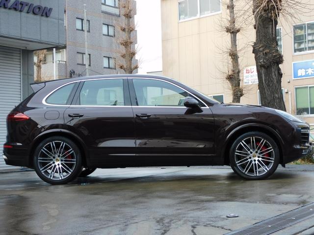 カイエン ターボ　後期型　スポクロ　ダークウォールナットインテリア　右Ｈ正規Ｄ　ブラウン／ベージュツートン革　全席Ｓヒーター　４ゾーンＡＣ　純正ナビ　ＢＯＳＥ　Ｂカメラ＆ＰＡＳ　クルコン　ＬＣＡ　ＬＥＤライト　エントリーＤ　ＰＡＳＭエアサス　赤キャリパー　純正２１ＡＷ（35枚目）