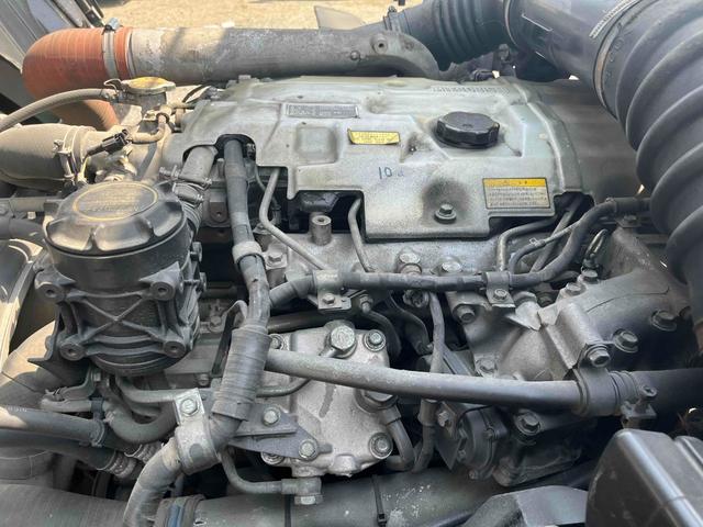 ファイター ３．９５ｔ積アームロール新明和Ｗシリンダー　６速ＭＴ　３．９５ｔ積み脱着装置付コンテナ専用車　車検Ｒ８年６月５日　６速ＭＴ　新明和製アームロール　ＣＣＡ４４－１１　ツインホイスト　キャブバックデッキ付　タイヤ山Ｆ７分Ｒ３分　車両総重量７９９０キロ（17枚目）