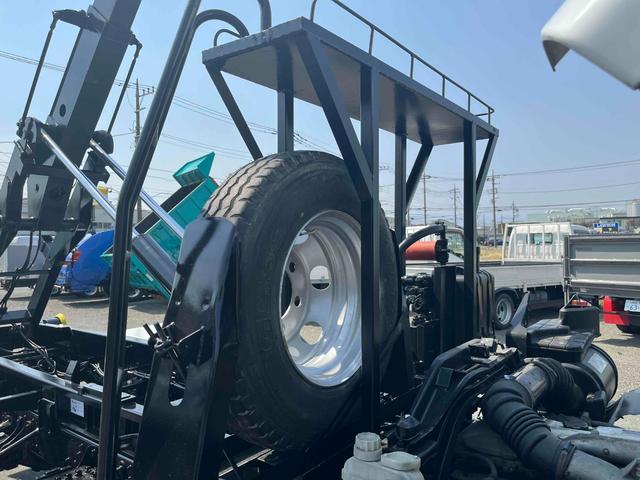 ファイター ３．９５ｔ積アームロール新明和Ｗシリンダー　６速ＭＴ　３．９５ｔ積み脱着装置付コンテナ専用車　車検Ｒ８年６月５日　６速ＭＴ　新明和製アームロール　ＣＣＡ４４－１１　ツインホイスト　キャブバックデッキ付　タイヤ山Ｆ７分Ｒ３分　車両総重量７９９０キロ（35枚目）