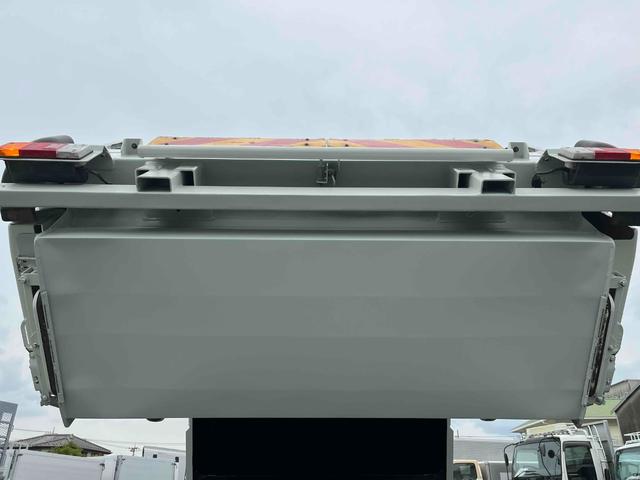 ファイター ２．０５ｔ積み巻込み式パッカー車９．５立米　新明和Ｇ－ＲＸ　２．０５ｔ積み回転板式パッカー車　７．５４Ｌディーゼルターボ　６速ＭＴ　カラーＢカメラ　両側電動格納ミラー　新明和製Ｇ－ＲＸ　９．５立米　連続スイッチ　汚水タンク付　車両総重量７９５５キロ（46枚目）