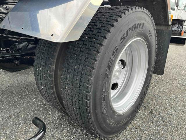 ファイター ３．９５ｔ積フックロール極東開発製Ｗシリンダー　６速ＭＴ　３．９５ｔ積み脱着装置付コンテナ専用車　４．８９Ｌディーゼルターボ　６速ＭＴ　ベッドレス　３人乗り　極東開発製フックロール　上物型式ＪＭ０４－５３　ツインホイスト　車両総重量７９７５キロ（19枚目）