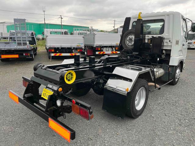 ファイター ３．９５ｔ積フックロール極東開発製Ｗシリンダー　６速ＭＴ　３．９５ｔ積み脱着装置付コンテナ専用車　４．８９Ｌディーゼルターボ　６速ＭＴ　ベッドレス　３人乗り　極東開発製フックロール　上物型式ＪＭ０４－５３　ツインホイスト　車両総重量７９７５キロ（22枚目）