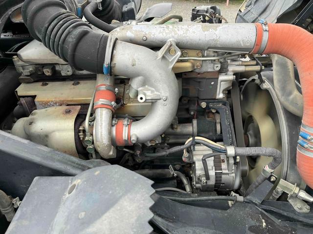 ファイター ３．９５ｔ積フックロール極東開発製Ｗシリンダー　６速ＭＴ　３．９５ｔ積み脱着装置付コンテナ専用車　４．８９Ｌディーゼルターボ　６速ＭＴ　ベッドレス　３人乗り　極東開発製フックロール　上物型式ＪＭ０４－５３　ツインホイスト　車両総重量７９７５キロ（46枚目）