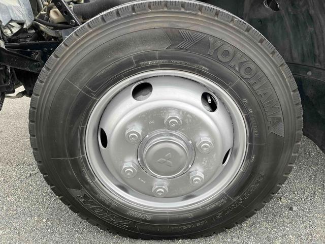 ファイター ３．９５ｔ積フックロール極東開発製Ｗシリンダー　６速ＭＴ　３．９５ｔ積み脱着装置付コンテナ専用車　４．８９Ｌディーゼルターボ　６速ＭＴ　ベッドレス　３人乗り　極東開発製フックロール　上物型式ＪＭ０４－５３　ツインホイスト　車両総重量７９７５キロ（51枚目）