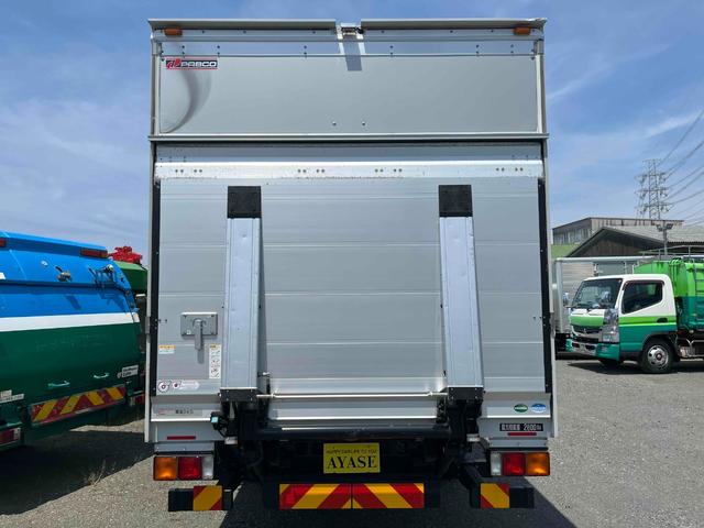 ファイター 跳ね上げゲート蓋２．８ｔ積アルミバン　サイドドア付　床ステン　２．８ｔ積アルミバン　６速ＭＴ　荷台内寸長５９５幅２１７高２１５ｃｍ　荷室床面ステンレス　ラッシングレール２段　助手席側サイドドア付　跳ね上げゲート蓋　タイヤ山８分　車両総重量７９９０キロ（24枚目）