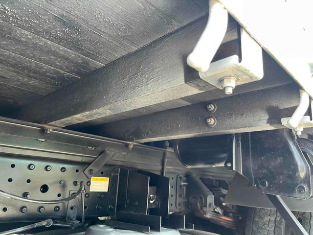 キャンター 垂直パワーゲート付４．２ｔ積ワイドセミロング平ボディー５ＭＴ　４．２ｔ積ワイドセミロング平ボディー　５速ＭＴ　車検Ｒ８年５月１３日　荷台内寸長３３９幅２１０高６０ｃｍ　床面鉄板敷き　３方開　楽々ゲート付　新明和製垂直パワーゲート付　車両総重量７９７５キロ（11枚目）