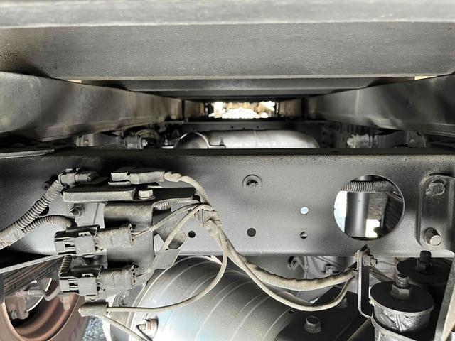 キャンター 垂直パワーゲート付４．２ｔ積ワイドセミロング平ボディー５ＭＴ　４．２ｔ積ワイドセミロング平ボディー　５速ＭＴ　車検Ｒ８年５月１３日　荷台内寸長３３９幅２１０高６０ｃｍ　床面鉄板敷き　３方開　楽々ゲート付　新明和製垂直パワーゲート付　車両総重量７９７５キロ（12枚目）