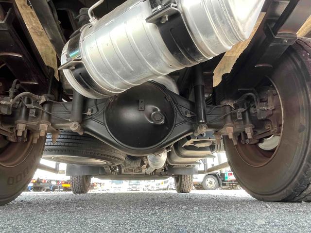 キャンター 垂直パワーゲート付４．２ｔ積ワイドセミロング平ボディー５ＭＴ　４．２ｔ積ワイドセミロング平ボディー　５速ＭＴ　車検Ｒ８年５月１３日　荷台内寸長３３９幅２１０高６０ｃｍ　床面鉄板敷き　３方開　楽々ゲート付　新明和製垂直パワーゲート付　車両総重量７９７５キロ（18枚目）