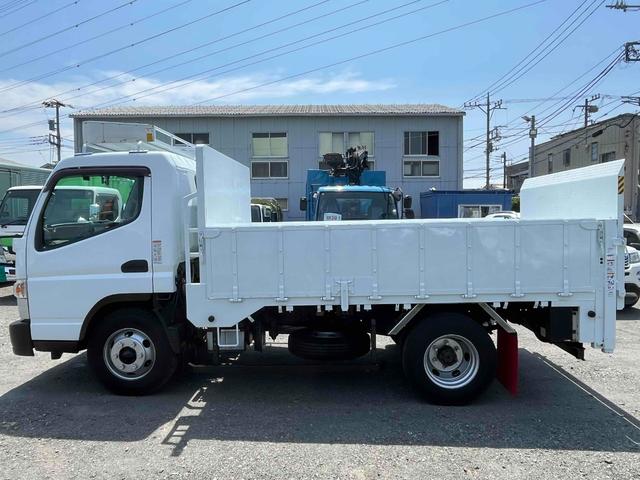 キャンター 垂直パワーゲート付４．２ｔ積ワイドセミロング平ボディー５ＭＴ　４．２ｔ積ワイドセミロング平ボディー　５速ＭＴ　車検Ｒ８年５月１３日　荷台内寸長３３９幅２１０高６０ｃｍ　床面鉄板敷き　３方開　楽々ゲート付　新明和製垂直パワーゲート付　車両総重量７９７５キロ（22枚目）