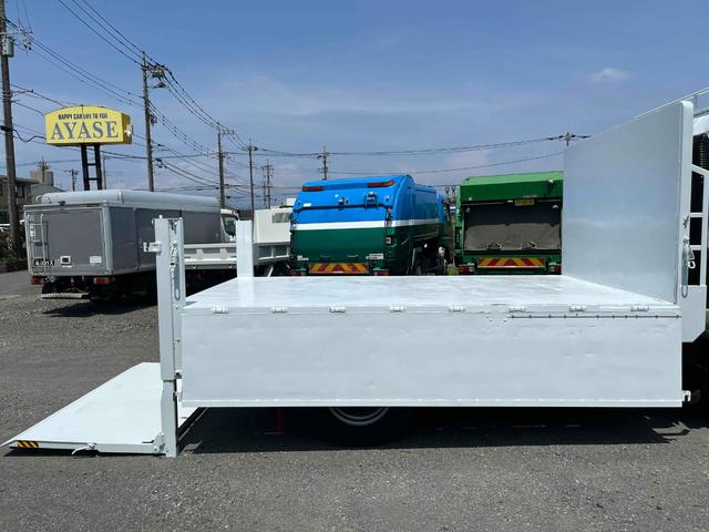 キャンター 垂直パワーゲート付４．２ｔ積ワイドセミロング平ボディー５ＭＴ　４．２ｔ積ワイドセミロング平ボディー　５速ＭＴ　車検Ｒ８年５月１３日　荷台内寸長３３９幅２１０高６０ｃｍ　床面鉄板敷き　３方開　楽々ゲート付　新明和製垂直パワーゲート付　車両総重量７９７５キロ（29枚目）