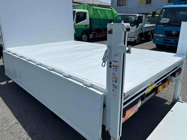 キャンター 垂直パワーゲート付４．２ｔ積ワイドセミロング平ボディー５ＭＴ　４．２ｔ積ワイドセミロング平ボディー　５速ＭＴ　車検Ｒ８年５月１３日　荷台内寸長３３９幅２１０高６０ｃｍ　床面鉄板敷き　３方開　楽々ゲート付　新明和製垂直パワーゲート付　車両総重量７９７５キロ（32枚目）