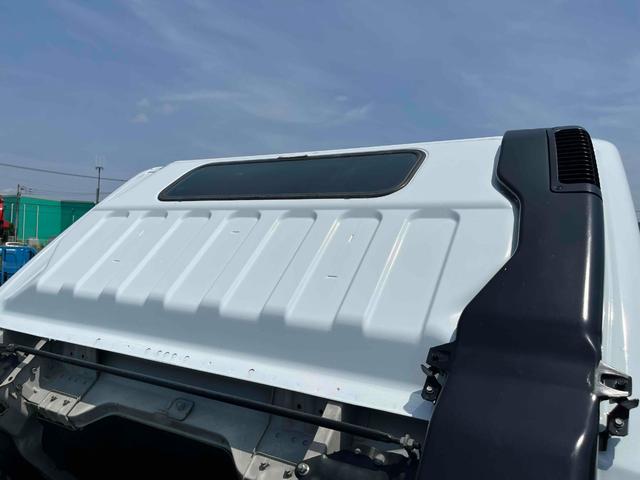 キャンター 垂直パワーゲート付４．２ｔ積ワイドセミロング平ボディー５ＭＴ　４．２ｔ積ワイドセミロング平ボディー　５速ＭＴ　車検Ｒ８年５月１３日　荷台内寸長３３９幅２１０高６０ｃｍ　床面鉄板敷き　３方開　楽々ゲート付　新明和製垂直パワーゲート付　車両総重量７９７５キロ（42枚目）