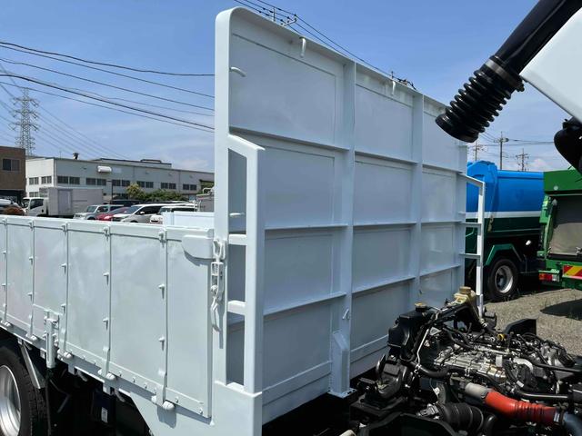 キャンター 垂直パワーゲート付４．２ｔ積ワイドセミロング平ボディー５ＭＴ　４．２ｔ積ワイドセミロング平ボディー　５速ＭＴ　車検Ｒ８年５月１３日　荷台内寸長３３９幅２１０高６０ｃｍ　床面鉄板敷き　３方開　楽々ゲート付　新明和製垂直パワーゲート付　車両総重量７９７５キロ（44枚目）
