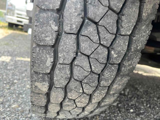 キャンター 垂直パワーゲート付４．２ｔ積ワイドセミロング平ボディー５ＭＴ　４．２ｔ積ワイドセミロング平ボディー　５速ＭＴ　車検Ｒ８年５月１３日　荷台内寸長３３９幅２１０高６０ｃｍ　床面鉄板敷き　３方開　楽々ゲート付　新明和製垂直パワーゲート付　車両総重量７９７５キロ（56枚目）